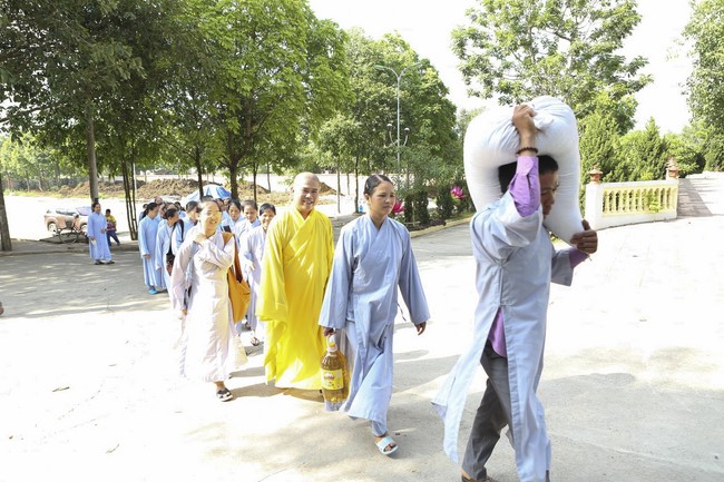 Dong Cao Pagoda offering to the rain retreat schools